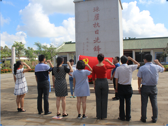 公交場站公司組織了全體黨員干部參觀了云龍鎮